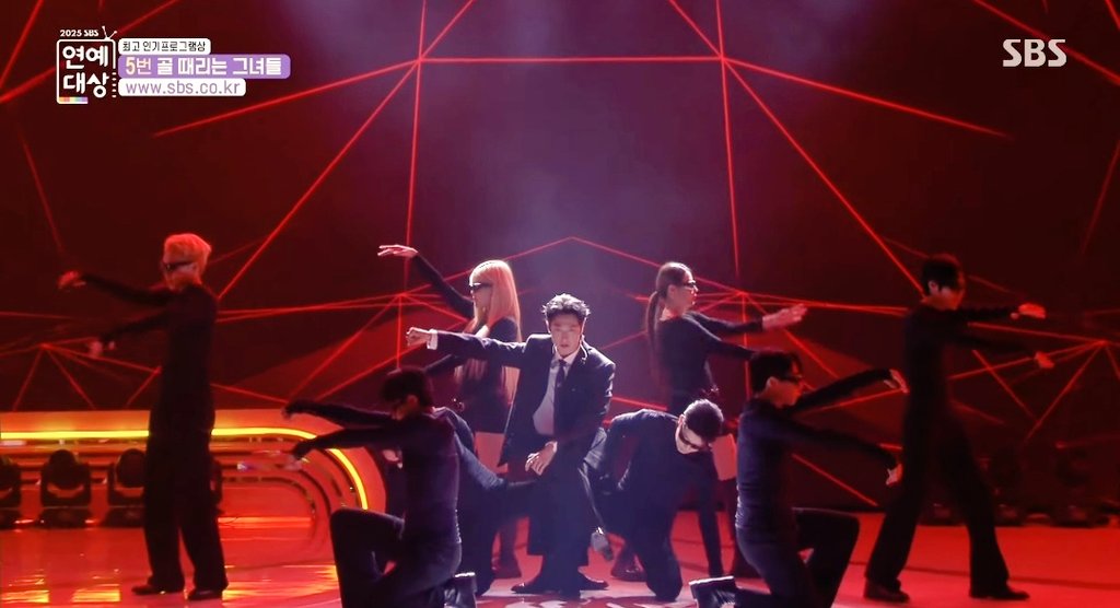 ho_uk12_06_2019's tweet image. SBS芸能大賞の #ThankU と #Stretch
メチャよかった😉
SBS公式からYouTubeあがっているのでいいねとコメントしてきた♪

それにしてもユノがカッコよすぎて♡
どんな場面でも会場をひとつにして盛りあげる天才👍

#UKNOW #유노윤호 #ユンホ
#TVXQ! #동방신기 #東方神起

youtu.be/4tud2ZWWc_Q?si…