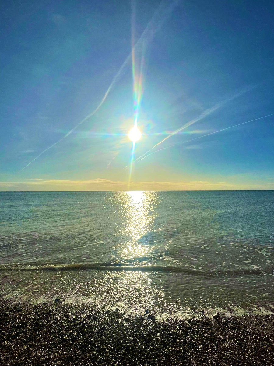 TaraTeacher1's tweet image. A beautiful final beach visit before the journey back to London #brighton #hove #wintersun #seascape