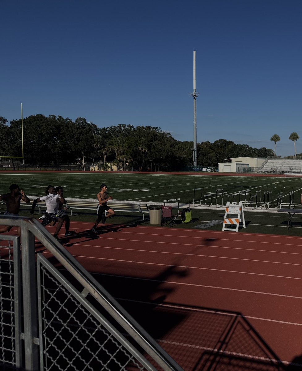 Jordan_2Shifty's tweet photo. At peace when I’m on dat track🙏 #trackandfield #sprinter https://t.co/jricE0d7mZ