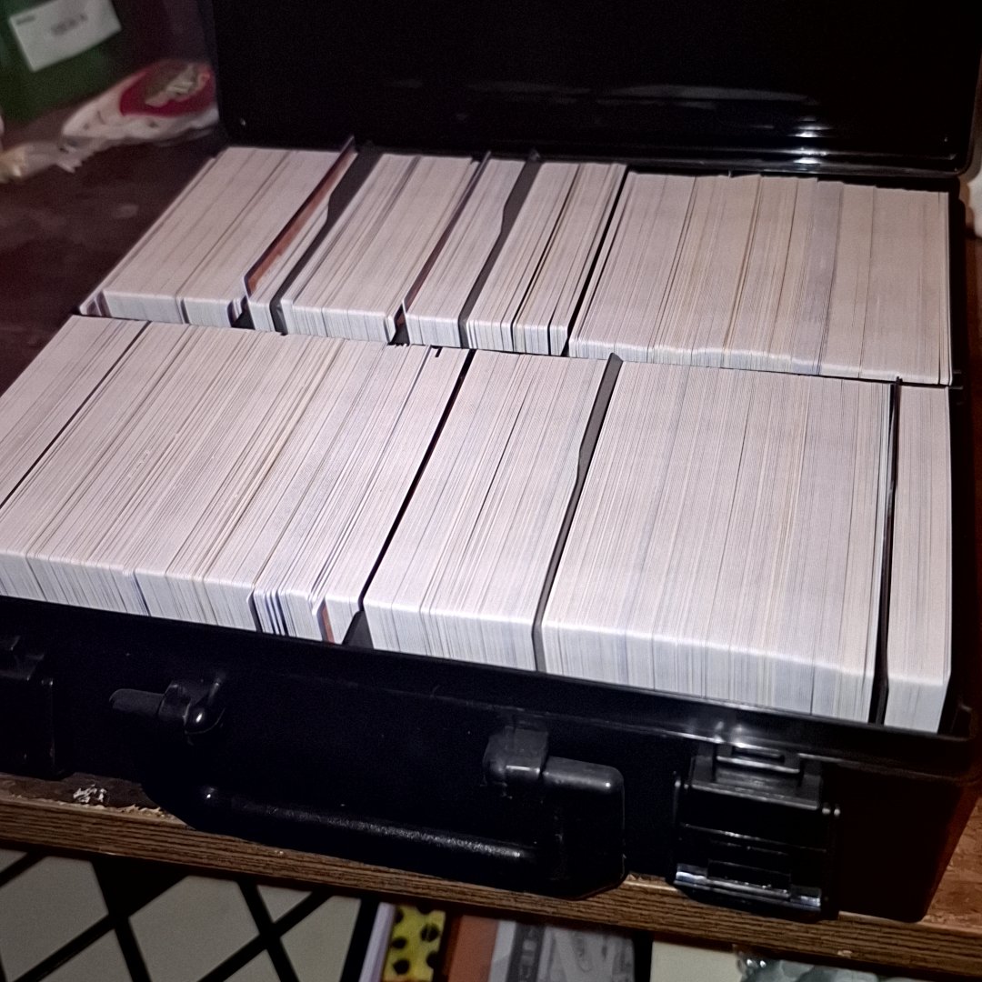 年末のこんな時間に何やってんだ私は😂
キャリングケースにびっしり詰まった遊戯王カード(元オタク)、このようなケースが複数個ありまして、希少なのが混ざってないか確認してます🧐
昔頑張って集めて観賞用に綺麗にファイリングしてるお気に入りだけ残してあとは手放そうと思っております。