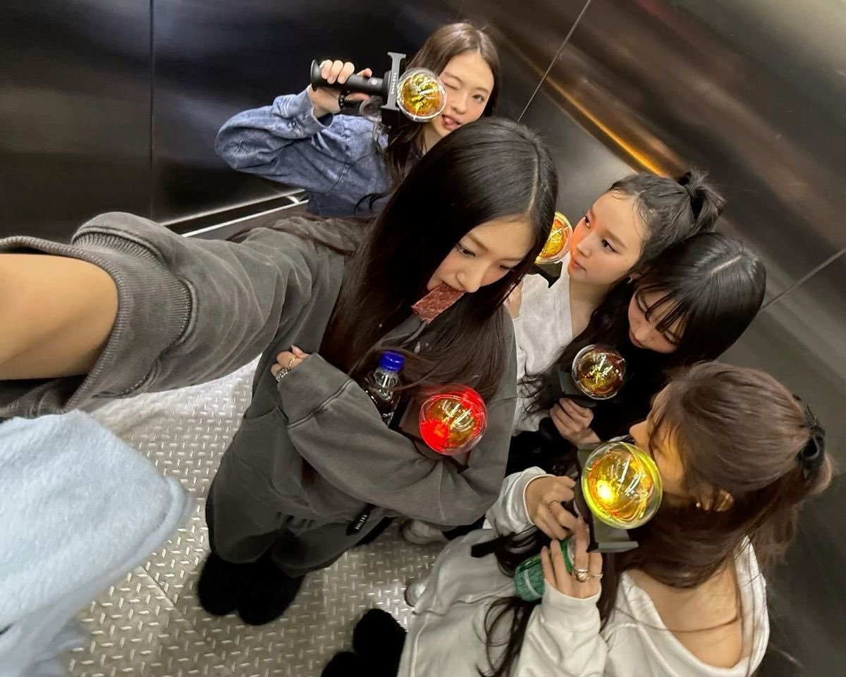 GracefulLiIy's tweet image. ㅤ

ㅤ📱 𝗔𝗗𝗢𝗥:𝗜𝗡𝗚 𝗕𝗬 𝗘𝗖+
ㅤ ㅤ🏠 On Timeline

ㅤㅤ  #ADORING_LIORA

ㅤ╰┈➤ Hi, everyone. This has been ADOR:US’s leader, Liora. 🖤

ㅤ