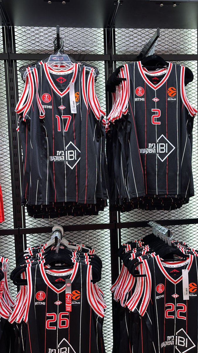 הגופיה הכי יפה בהיסטוריה של הפועל תל אביב.

מטורף כמה סבתא טוני לא חיבקה את עופר בילדות שציוץ של שאקו הוציא אותו מאיזון עד כדי לבקש מהיורוליג לחזור לשחק באדום.

הכי גרועים הם צחי,לוטינגר ובן רובינו - חבורת הכלום ושום דבר שמשתפת פעולה עם הטרלול הזה ורק עושה כן עם הראש.