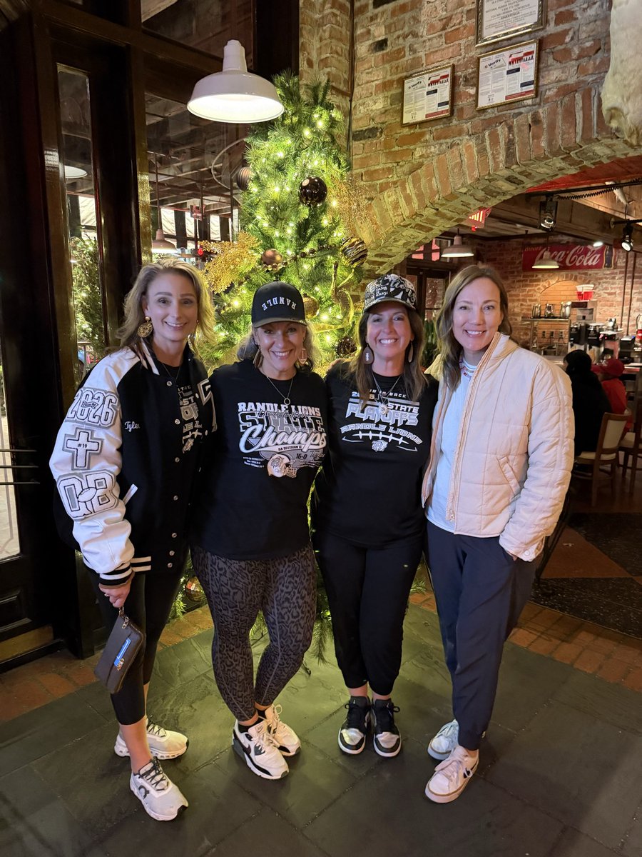 meagprinciPAL's tweet image. My Christmas present to myself was losing 50 at 50 by Christmas. That ain’t easy at this age but it is worth it - I am worth it! Not to goal but this was a huge milestone I set and smashed! #goaldigger #investinyourself #eyesontheprize #noexcuses