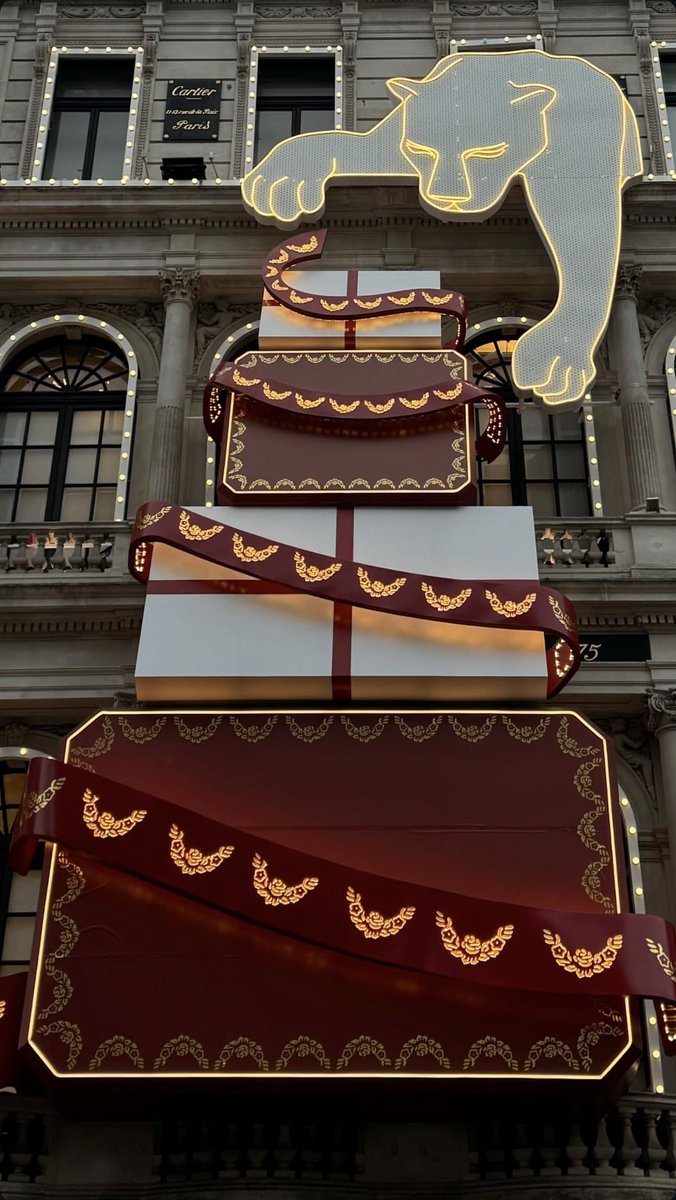 gasaq__'s tweet image. "عرفت إنك فرح قلبي وضحكات الليال وخير/
يا حلم العمر مابعدك غرام وفرصةٍ أُخرى"