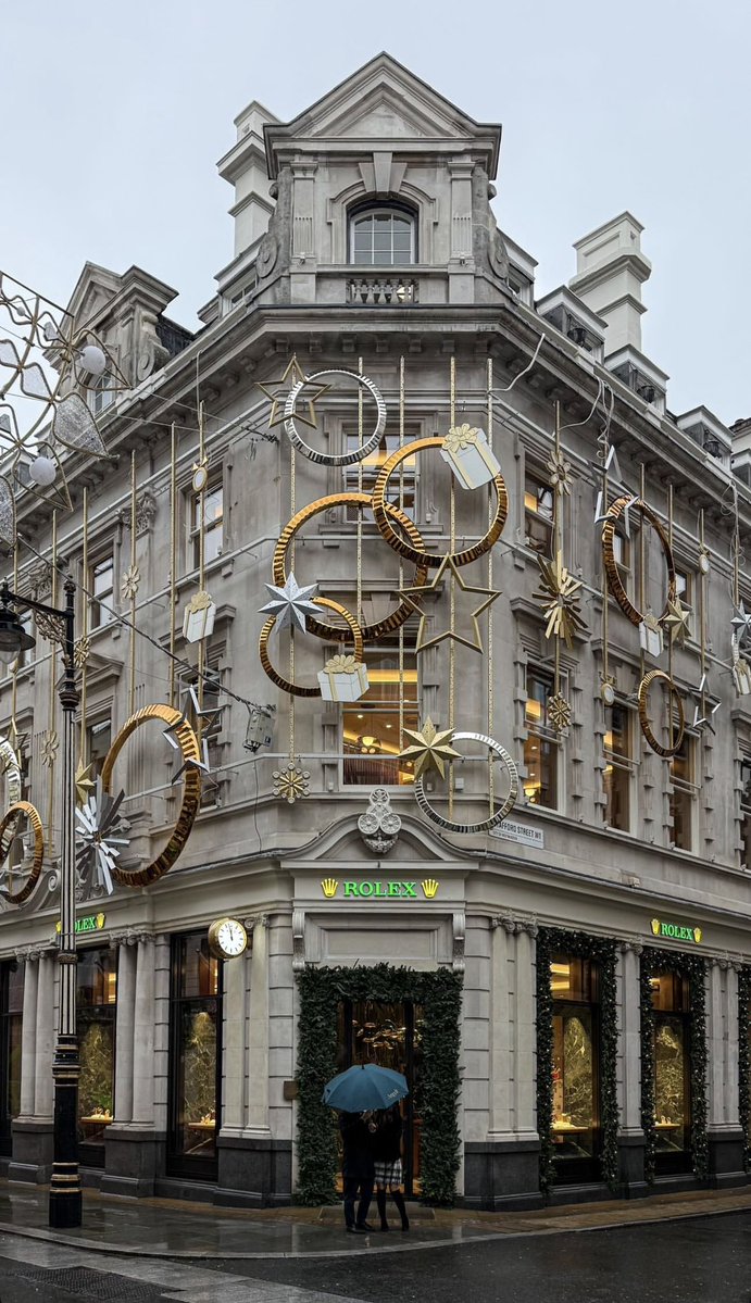 gasaq__'s tweet image. "عرفت إنك فرح قلبي وضحكات الليال وخير/
يا حلم العمر مابعدك غرام وفرصةٍ أُخرى"