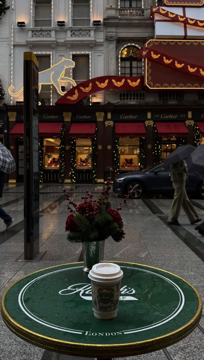 gasaq__'s tweet image. "عرفت إنك فرح قلبي وضحكات الليال وخير/
يا حلم العمر مابعدك غرام وفرصةٍ أُخرى"