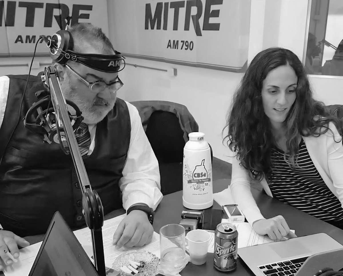 jebossi's tweet image. LANATA ❤️
"Todas las mañanas del mundo y esta angustia barata.
El reloj amenaza y retrasa.
Y la falta que haces en la casa."