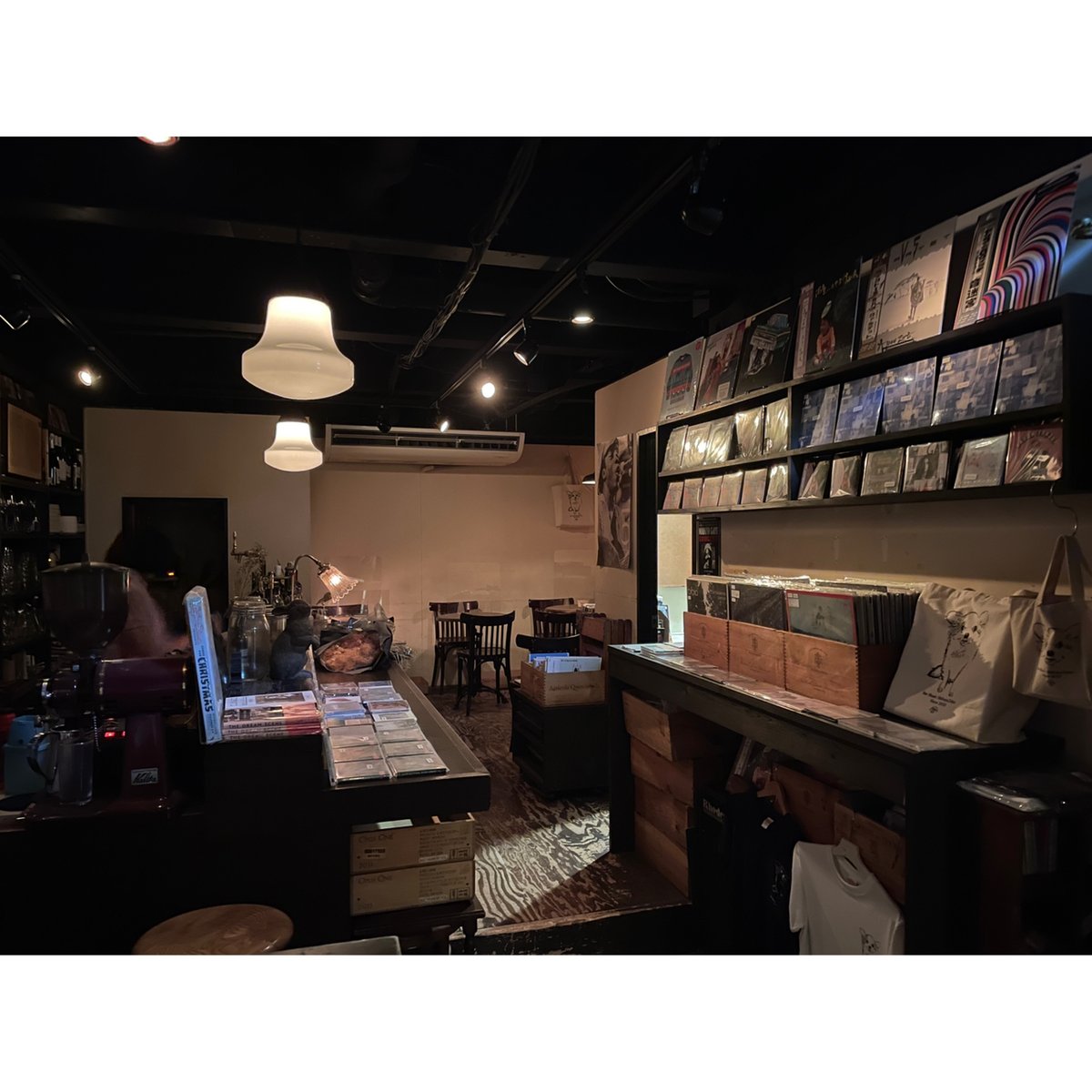 12/31（水）2025年最後の夜は、渋谷Bar Music恒例「ゆく皿くる皿」に今年も参加いたします。アズマとサツキの日頃聴いてる音から、スモサ塚より発掘された盤までDJ中セレクトした音をお買い求めいただけるナイスな企画。青野さん、中原さん、店主中村くんの音も痺れる皿だろな。21時からお待ちしてます