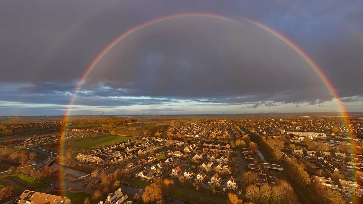 Vlak voor zonsondergang de bijna perfecte dubbele regenboog 🌈 #weerfoto #Hellevoetsluis <a href="/EilandVoorne/">voorne aan zee</a> <a href="/KikiBo21937/">Monique Bormans</a> <a href="/johan_klos/">Johan Klos</a> <a href="/BasMunne/">BasMunne</a> <a href="/MRTfotografie/">Marianne Rouwendal🌿</a> <a href="/WNLVandaag/">WNL Vandaag</a> <a href="/EdAldus/">Ed Aldus</a> <a href="/BuienRadarNL/">Buienradar</a> <a href="/janvissersweer/">JAN VISSER</a> <a href="/weerverteller/">Weerverteller.nl</a> @weerplaza