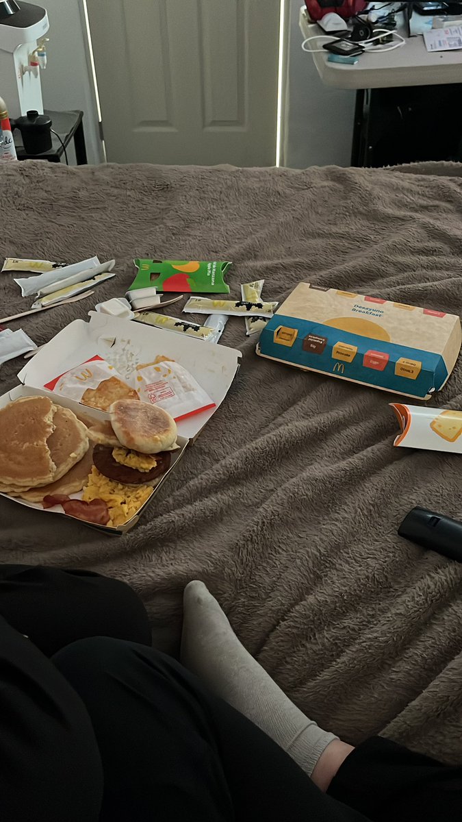 JpStef13's tweet photo. @mari_y_ana Me acaba de comprar el desayuno. No le crean. 🙂‍↔️🥰 https://t.co/WbU0uy1XPJ