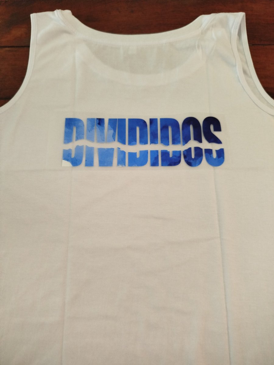 Una de nuestras favoritas. Musculosa Divididos con doble estampa. 

Musculosa de algodón (blanca, gris o negra), estampa dtf. Consultar talles (son entalladas). La de la foto es un talle 4 (equivale a un 2 de las comunes).