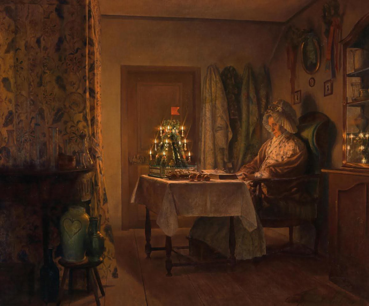 celilsadk's tweet photo. Resmi aç ve yakınlaştır 🎄🧐

Oskar Freiwirth-Lützow’un "Yalnız Noel" adlı eseri, yalnızlık, sessizlik ve içe kapanma hâlinin merkeze alındığı güçlü bir iç mekân resmi. Normalde bir Noel sahnesinden beklentimiz kalabalık sofralar, aile bireyleriyle dolu iç mekanlar olarak tasalanır. Ancak Lützow'un 1910 tarihli bu çalışması, 20. yüzyıl başı Avrupa’sında bireyin giderek yalnızlaşan varoluşuna dair son derece dokunaklı bir görsel tanıklık sunuyor. 

Resmin merkezinde yaşlı bir kadın figürü var. Küçük bir masanın başında, büyük bir koltukta oturuyor ve önünde açık bir kitap, masanın üzerinde ise mumlarla süslenmiş küçük bir Noel ağacı var.  Dikkat ederseniz ağaç fazlasıyla süslü olmasına rağmen bu ağaçtan yayılan ışık odayı tam anlamıyla dolduramıyor. 

Hem minik Noel ağacı hem de yaşlı kadın figürü; küçük, kırılgan ve sessizdir. Noel ağacının yaydığı zayıf ışık, bu kutlama gününün artık bu kadın için bir sevinç günü olmadığını ve yalnızlığın iyice görünür olmaya başladığını hissettiriyor. 

Yani Noel günü bu eserde bir mutluluk günü olmaktan çıkmış. Noel artık yitip giden anıların ve insanların hatırlandığı melankolik bir güne dönüşmüş. 

Dönemsel olarak bu esere bakarsak 20. yüzyıl başında Avrupa’da giderek belirginleşen bireysel yalnızlık, yaşlılık ve içe kapanma temalarının görsel karşılıklarından biri diyebiliriz bu sahne için. 

Sanayileşme, kentleşme ve toplumsal dönüşümle birlikte evlerimiz de artık yalnızca başımızı soktuğumuz bir sığınak olmaktan çıkmış ve çoğu zaman sessiz bir yalnızlık mekânı olarak kullanılmaya başlanmıştır. 

Resimde ise bu dönemin yalnızlık duygusu, Noel akşamı bir masada yalnız başına kitap okuyan bu kadının omuzlarına yüklenmiş. Bu nedenle bu eser, bakıldıkça ağırlaşan, insana dokunan ve uzun süre zihinde kalan bir yalnızlık hissi bırakıyor.

Oskar Freiwirth-Lützow, "Yalnız Noel" (Una Navidad solitaria), 1910. 🎄