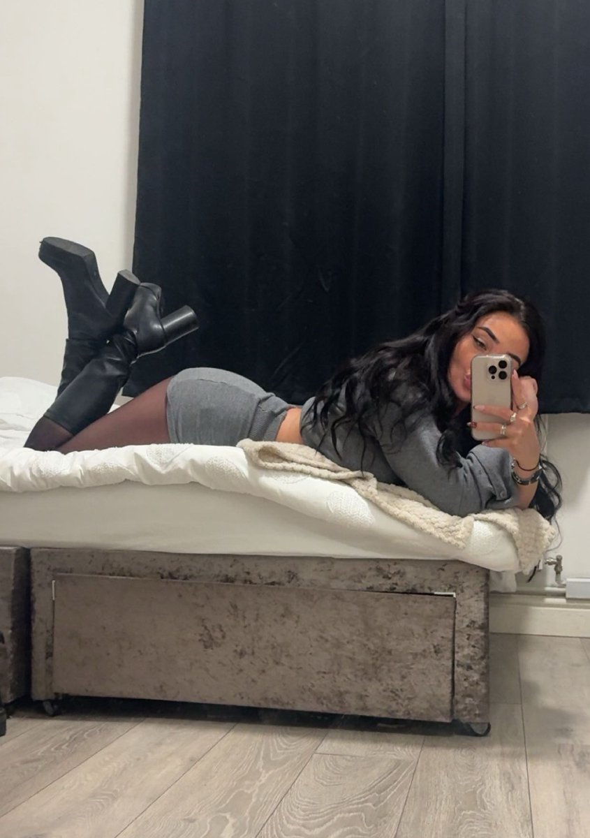 #KneeHighBoots

(𝑃𝑖𝑐𝑡𝑢𝑟𝑒 𝑐𝑜𝑢𝑟𝑡𝑒𝑠𝑦 𝑜𝑓 <a href="/princessalex_1/">princess alexandra❤️‍🔥</a> )