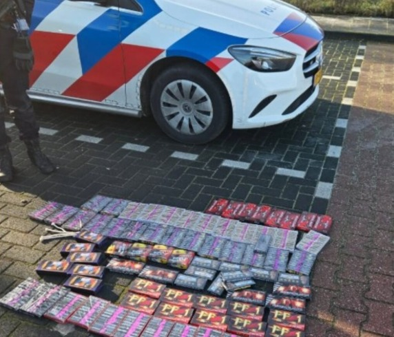 Vrouw uit Enschede aangehouden zonder rijbewijs met cocaïne en illegaal vuurwerk