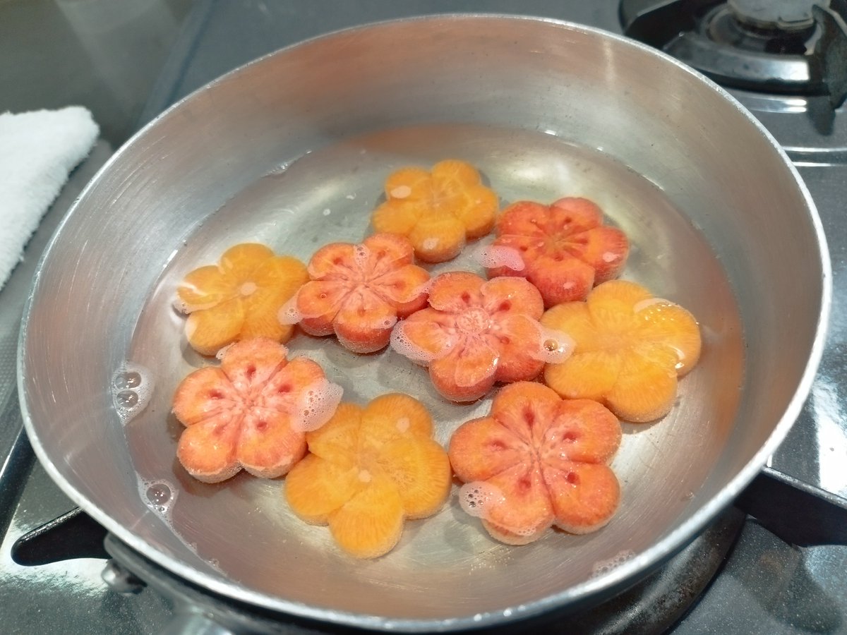 Kobayasimaru's tweet photo. おせち準備なのです！
ここ数年食材の価格があほみたいに高なってて
コマッタねぇ、、

①切るのが楽しい捻梅ー！
②！！タケノコとふきわすれてる！
③お正月用の餅を丸めた後の一息中のおお婆様
（手に餅取り粉がついたままやねｗ）

#おせち作り https://t.co/5eOsV3Kn6o