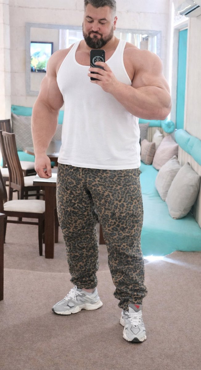 Давно не чулись 😅
 
Я досить лінивий і звісно таких форм не маю, але якщо постаратись, то щось схоже може бути😂😂😂
Не таке велике тільки😶😂