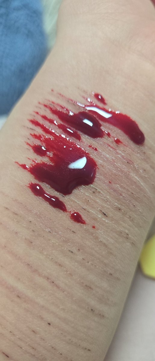 _byeongirl's tweet photo. 긋는데 너무 무서워서 이정도 밖에 못 그엇음ㅋㅋ 제발 죽어 #자해 #selfharm https://t.co/AHxrdfiTz4