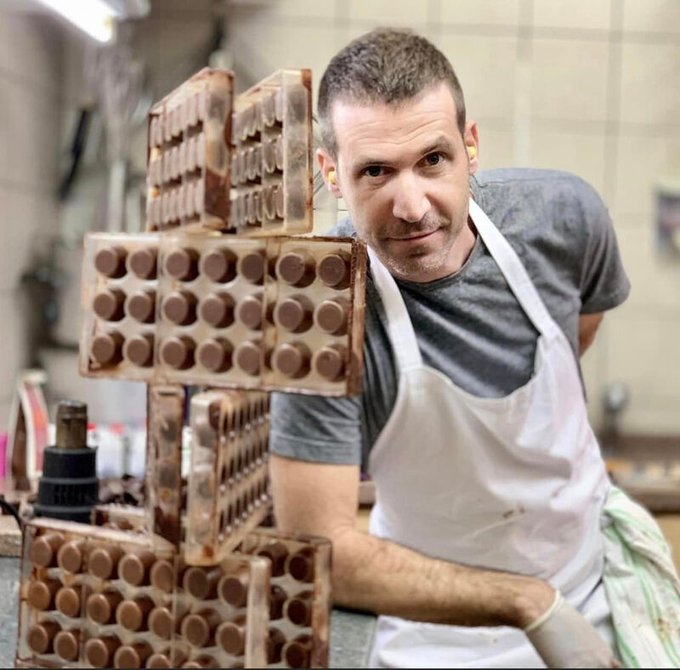 HAMAS LO ASESINÓ DELANTE DE SUS PROPIOS HIJOS
 
Dvir Karp era un reconocido chocolatero en Israel. Su tienda de chocolates especializados, "Shokolad Café", en el kibutz Magen, era un destino popular para los amantes del chocolate.  El 7 de octubre, Dvir se escondió con dos niños