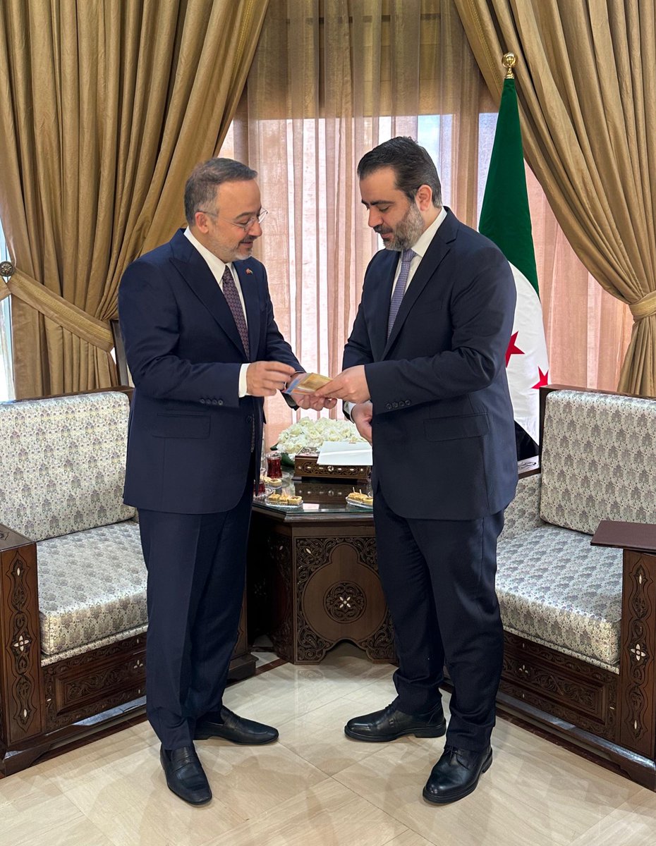 Bugün Suriye Dışişleri ve Gurbetçiler Bakanı Sayın <a href="/AsaadHShaibani/">أسعد حسن الشيباني</a>’ye Güven Mektubumun örneğini sundum. 

Anı olarak, yeni Suriye’yi simgeleyen, özel seri numaralı Suriye Lirasını bana takdim eden Bakan Sayın <a href="/AsaadHShaibani/">أسعد حسن الشيباني</a>’ye nazik kabulleri için teşekkür ediyorum.

Komşumuz