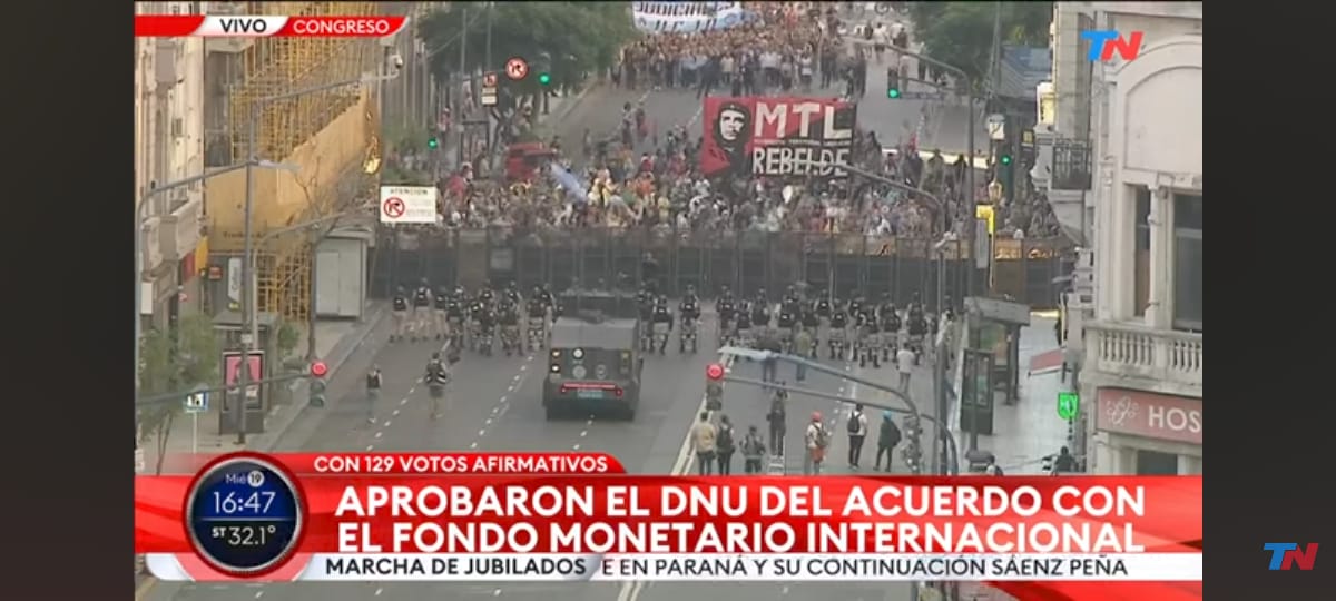 EBelliboni's tweet image. Según el CELS [30/12, Las víctimas del protocolo de Bullrich:
1.399 heridos
750 en 2024
649 este año.
entre otros fue fusilado y casi asesinado Pablo Grillo, Fotógrafo, una niña gaseada en la calle,una señora de más de 80 años empujada  brutalmente por un gendarme.
Basta Milei !