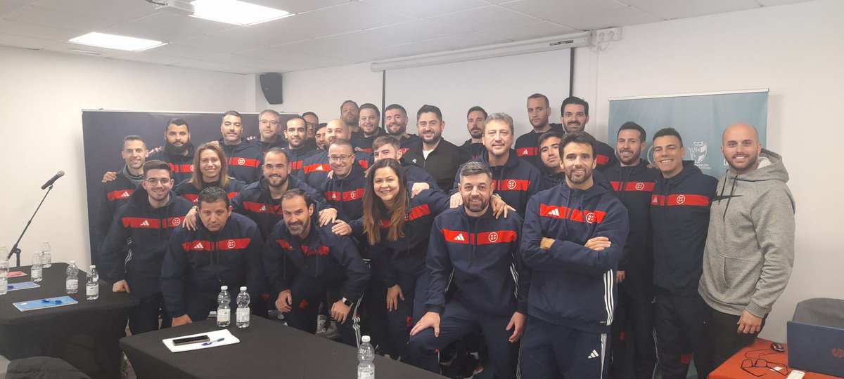 🔛 ‘𝗖𝘂𝗿𝘀𝗼 𝗱𝗲 𝗘𝗻𝘁𝗿𝗲𝗻𝗮𝗱𝗼𝗿 𝗱𝗲 𝗙𝘂́𝘁𝗯𝗼𝗹 𝗦𝗮𝗹𝗮 𝗡𝗮𝗰𝗶𝗼𝗻𝗮𝗹 𝗣𝗿𝗼𝗳𝗲𝘀𝗶𝗼𝗻𝗮𝗹’ de la <a href="/rfef/">RFEF</a>

🙋🏻‍♂️ Josan González (<a href="/ElPozoMurcia_FS/">ElPozo Murcia Costa Cálida FS</a>) ⤵️

✅ Conocer a los jugadores

#AcademiaRFEF I <a href="/RFAF/">RFAF</a> I <a href="/cedifa/">RFAF-CEDIFA</a>