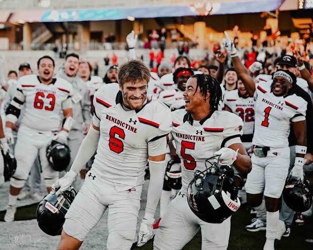 AydenMooney14's tweet photo. After a great conversation with @CoachStrongBC I’m blessed to receive an offer to play at Benedictine College! Thank you for believing in me and my talents!🔴⚪️
@RecruitLancerFB @SMEastFootball 
@jeremycrabtree @ElevateRecruits 
@M_Simoneau https://t.co/fGIbl3IkKF