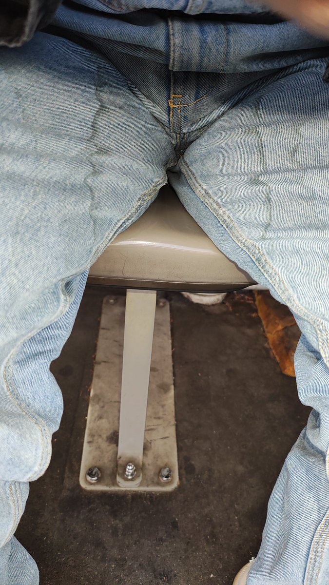overall481's tweet photo. 乾いてからのお漏らし��で、また漏らす。
そのまま出かけてました。 https://t.co/YcMETCOqWj