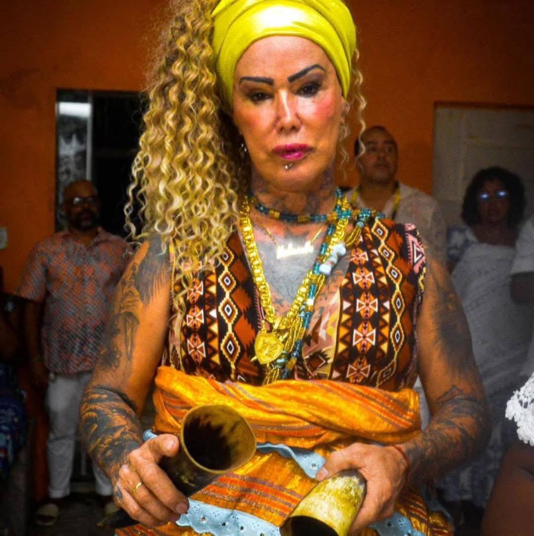 NossosOrixas's tweet image. É com profundo pesar, respeito e reverência que comunicamos o falecimento de Mãe Monique de Oxum, conhecida no Rio de Janeiro por seu bom astral contagiante e pela forma leves e memes que alcançaram tantos corações. Que Oxum a receba e tenha um bom descanso.🖤✨🥀