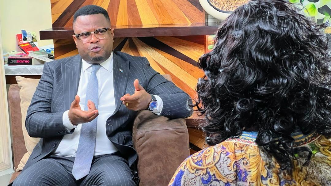 silasmakangu's tweet image. Moment de télévision 📺 

#Débriefing 

Il a prononcé de nombreuses petites phrases comme : « La RDC ne devrait pas seulement être un enjeu mais un acteur ». 

Il vient de publier l’ouvrage : RDC, puissance ou déni de puissance. 

Il est convaincu comme personne que la traque des