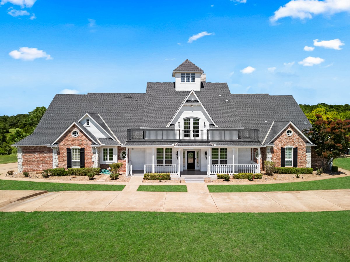 WyattPoindexter's tweet photo. Explore 15 wooded acres at The Lookout House.  Includes a 4th-floor tower with 360 views, a secondary kitchen, and space for horses. 🔭 Listed by Ryan R. Hukill – The Agency Oklahoma https://t.co/77vtZPXvp0 #OklahomaRealEstate #TheAgencyOK #3100FreemanManor https://t.co/SDpgRt7iwl