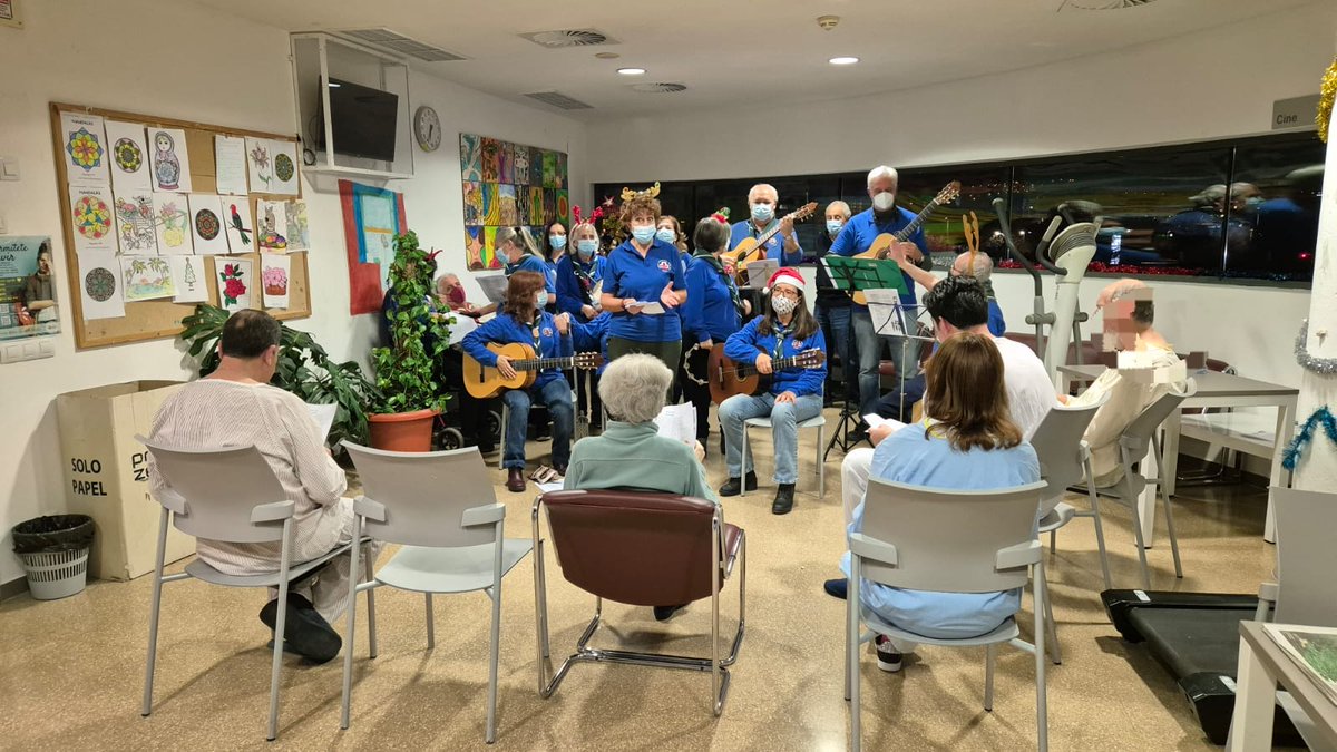 clinicogranada's tweet photo. La guilda musical de @agaeaisg ha llevado la alegría de la Navidad a nuestra Unidad de Salud Mental con un repertorio de villancicos clásicos. 

Sus pañoletas despertaron recuerdos y sonrisas entre los pacientes y profesionales que también fueron scouts. 💚🎄

#Humanización https://t.co/nveMwBrRYc