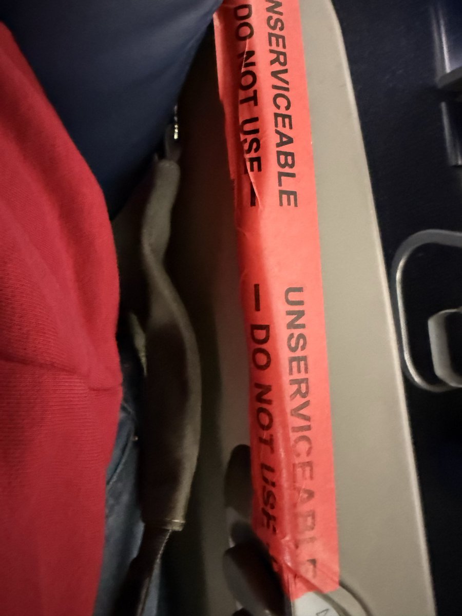 theRealNiquil's tweet photo. @Delta I paid for a FIRST CLASS ticket .. look at the seat. The chair is stuck in recline.. the table is missing. Not being able to put the seat up for takeoff or landing is DANGEROUS!! Not to mention uncomfortable. Never paying for first class again. https://t.co/lKQUqhugl5