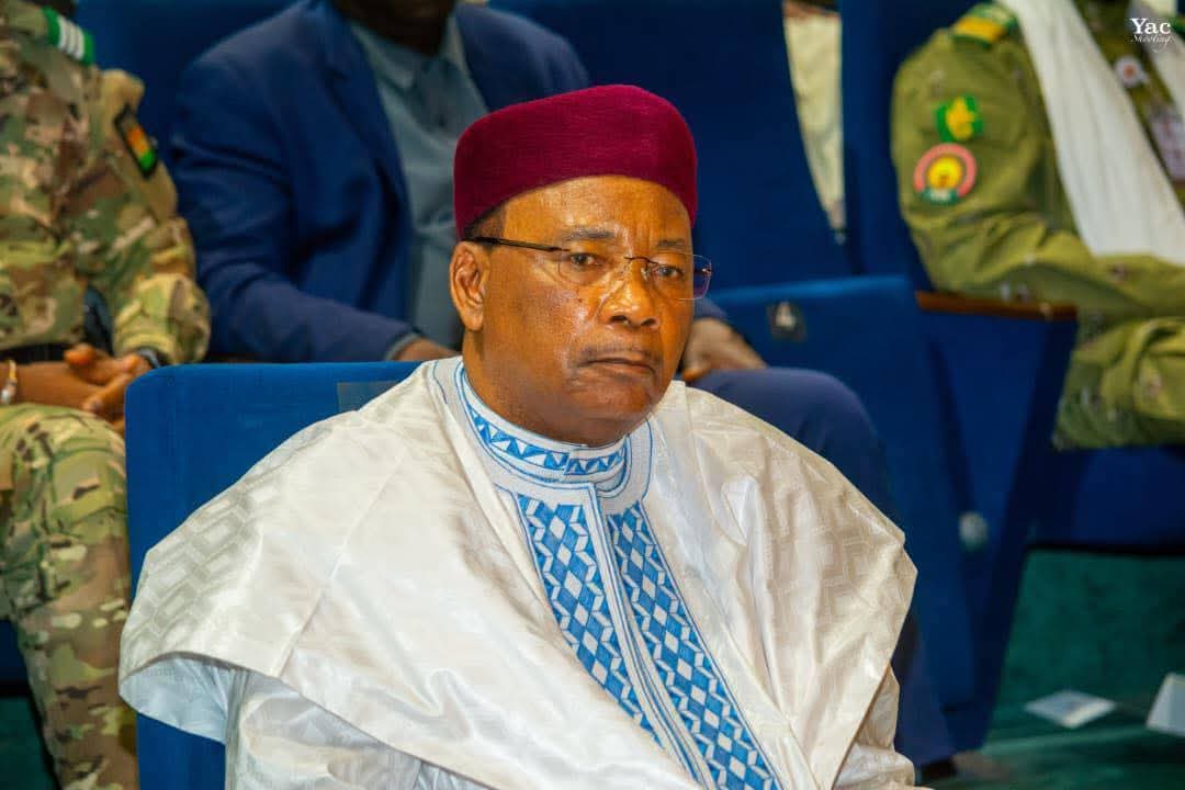 SE Issoufou Mahamadou,ancien Président du #Niger,a honoré de sa présence le Dialogue National Intergénérationnel à #Niamey.  
Véritable pont entre les générations,il a apporté sagesse, inspiration et vision.
Un moment fort pour bâtir l’avenir,enraciné dans l’expérience du passé.