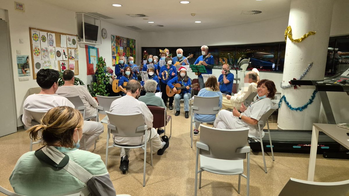 clinicogranada's tweet photo. La guilda musical de @agaeaisg ha llevado la alegría de la Navidad a nuestra Unidad de Salud Mental con un repertorio de villancicos clásicos. 

Sus pañoletas despertaron recuerdos y sonrisas entre los pacientes y profesionales que también fueron scouts. 💚🎄

#Humanización https://t.co/nveMwBrRYc