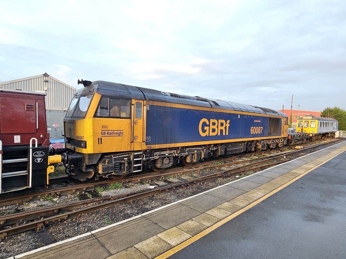 Harrod15S's tweet photo. 60087 'Ingleborough' hiding away in the sunset on the Wensleydale railway at Leeming Bar station 30/12/25
#class60 #trains #GBRF #LeemingBar #Wensleydale https://t.co/Jrmmt7GETE