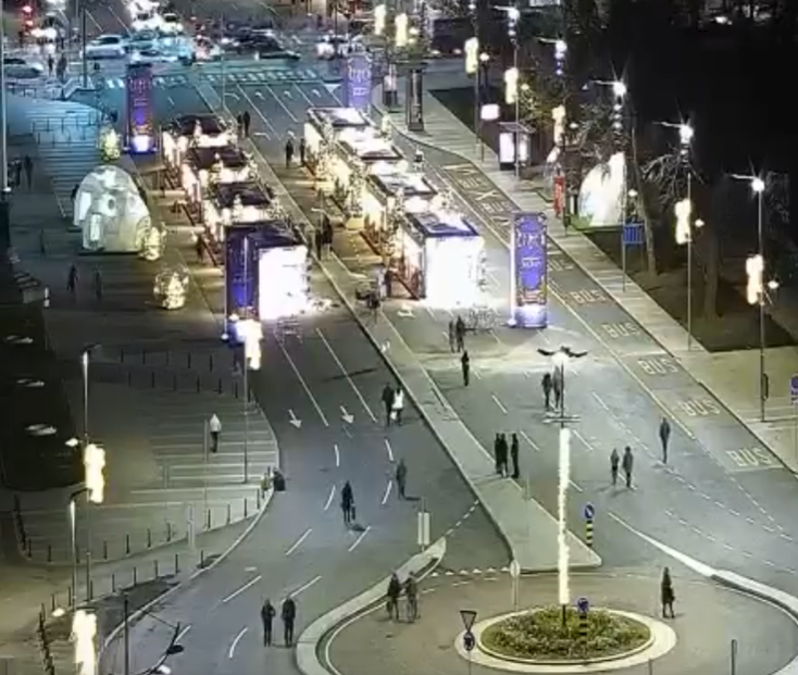 Ijaaoo, pa koliko je ovo divno i romantično. Pa kad narod pohrli a svi veseli i razdragani 🙃