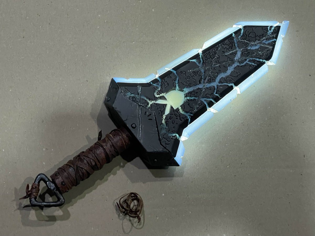 blacksmithG's tweet photo. 窓口基（@MADOguchimoto）様 著作
『冒険には、武器が必要だ！～こだわりルディの鍛冶屋ぐらし～』に登場する
【ヴォーパル オーバードライブ】をホームページのクリエーターワークスへ追加いたしました。

仕様の詳細や打ち合わせ内容は過去のツリーやYouTube動画の説明などをご覧ください。

https://t.co/KSmDhz9WUq
