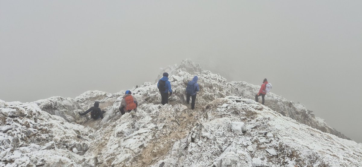 LakesWeather's tweet image. ⚠️ Verglas (black ice) on many paths above 650m today including on more serious terrain such as the #Helvellyn Edges &amp;amp; Swirls Steep. #Microspikes will greatly enhance your safety &amp;amp; enjoyment! 
#summitsafely #beadventuresmart Zac