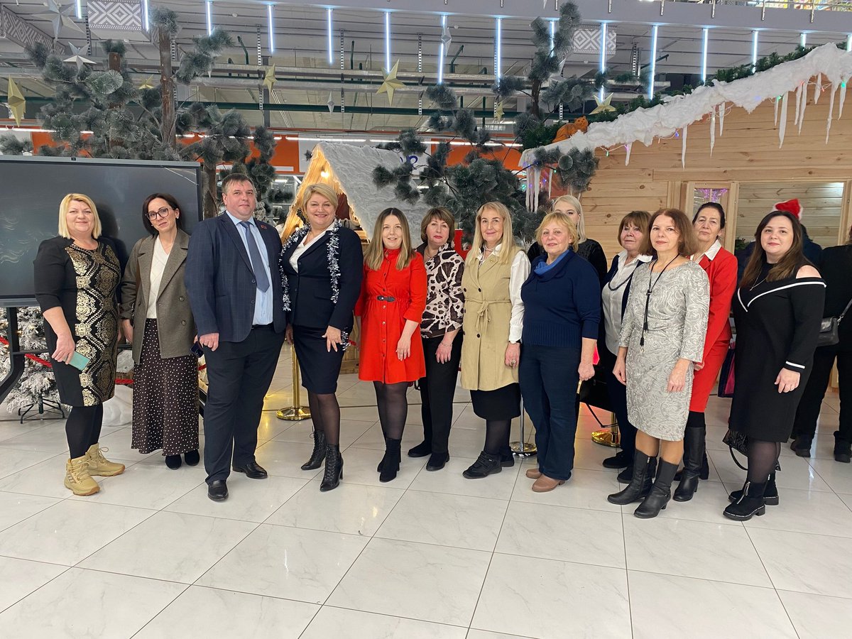 up_uin's tweet image. 🎨 Творили новогоднее настроение вместе с Минском!

27 декабря команда Бизнес-инкубатора УП «УИН» и наш проект «Акселератор для ремесленников» стали частью волшебной предновогодней программы «Туристический сувенир» в ТЦ «Першы нацыянальны гандлёвы дом».