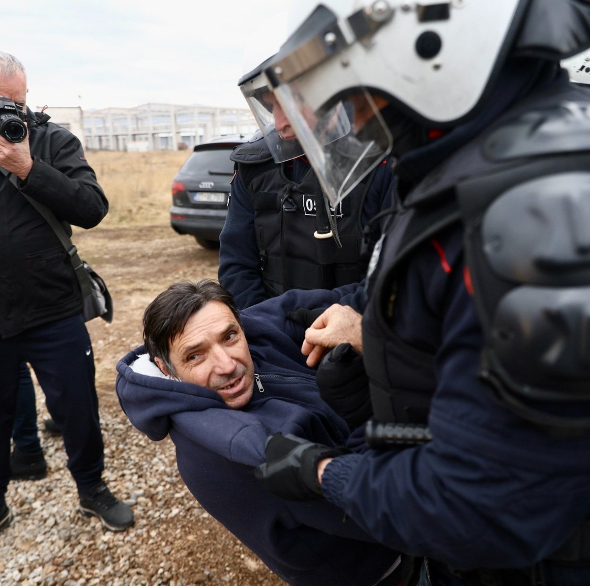 Gledam ove fotke sa protesta u Zetu i ne vjerujem, znači ladno ljudi uhapsili Buffona