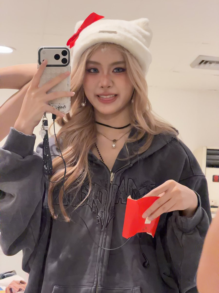 งานสุดท้ายของปีีี ขอบคุณทุกคนที่มาหากันน้าคับ หนูมีความสุขมากๆเลยที่ทุกคนมาหา ใครไม่มาจดชื่อ อะล้อเล่น เจอกานปีหน้างับบ (ขอบคุนทุกคนที่มาหานุตลอดทั้งปีเลยนะค้าบ รักทุกคนมาก)(ใครเดินทางกลับบ้าน ไปเท่ว ก้ขอให้เดินทางปลอดภัยนะคะ) หัวใจทุกคน