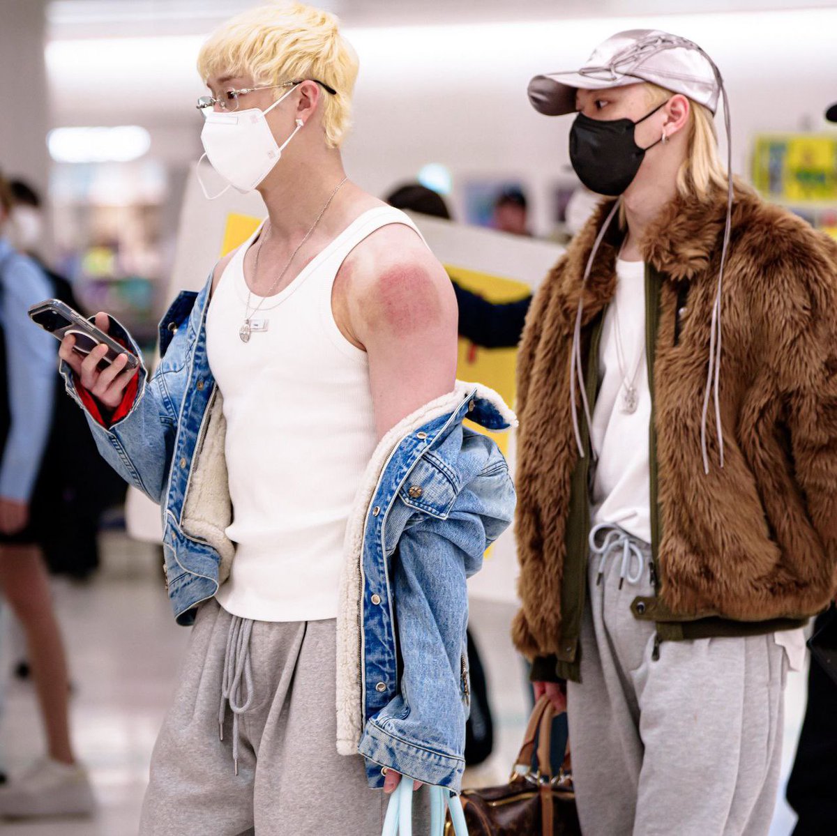 brominetimer's tweet image. you gotta love them grey sweatpants 🤤