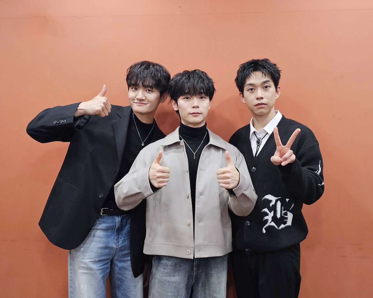 [#LUCY] JTBC <싱어게인4 - 무명가수전> 완료 ✔️

LUCY의 자랑스러운 프로듀서 원상 💙
멤버들과 함께 '싱어게인' TOP 7 1차 파이널 경연 응원했습니다.

원상이 프로듀싱한 <두렵지 않아서>와
멋지게 무대해 주신 이오욱님께도 많은 관심과 응원부탁드립니다!
 
 #루시 #신예찬 #최상엽 #조원상