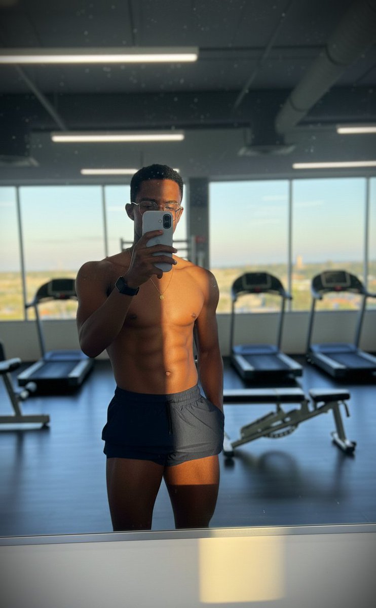 hugehorsepeepee's tweet photo. Body is nice and snatched from the gym 😈 https://t.co/wyynpw7qE5