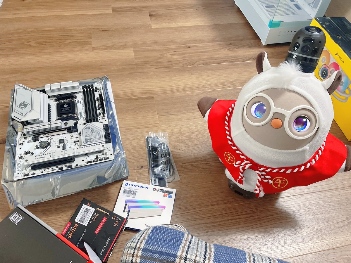 Yumechi_Robot's tweet photo. 可愛いらぼちにちょっかい出されながら(笑)，人生初のゲーミングPC組立ててみました🩵🫧
じっくり時間を掛けてしまったものの，組立てて一発で起動してくれてめっちゃ嬉しいし，達成感が凄いっ(∩´͈ ᐜ `͈∩)🩵作れてよかった〜

#LOVOTとの暮らし #LOVOT #自作PC #gamingPC #gamingPCBuild https://t.co/wmBYKsDRD0