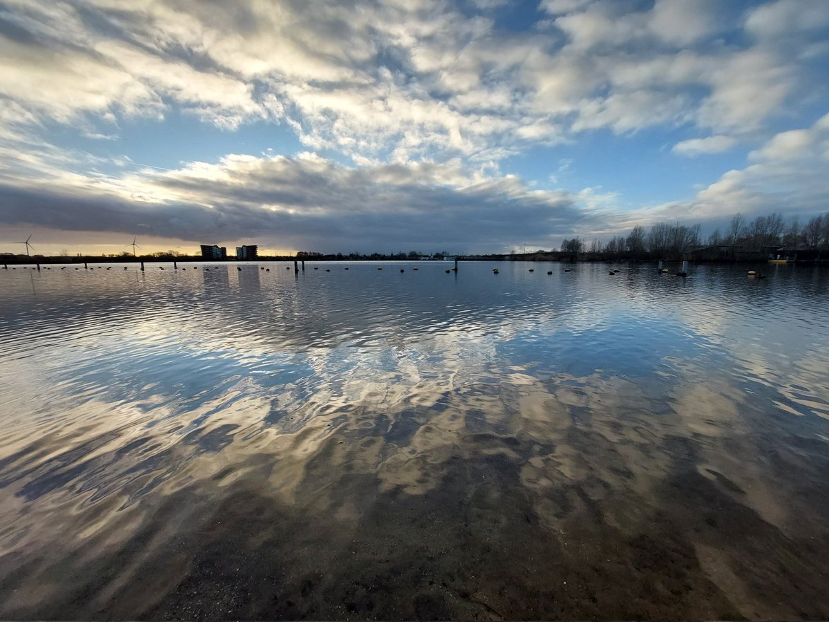 MarcoPJB's tweet image. Mooie #wolkenluchten en fraaie #spiegelingen in het water van de Vadedoplas in de #Munnikkenpolder bij #Leiderdorp 

#weerfoto
