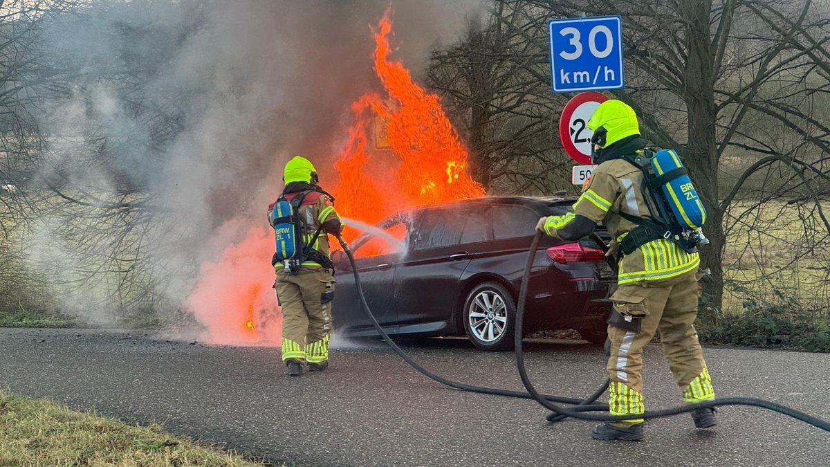 Auto in brand bij Vroenhof in Houthem
v-dg.nl/1-wRnmxDgu