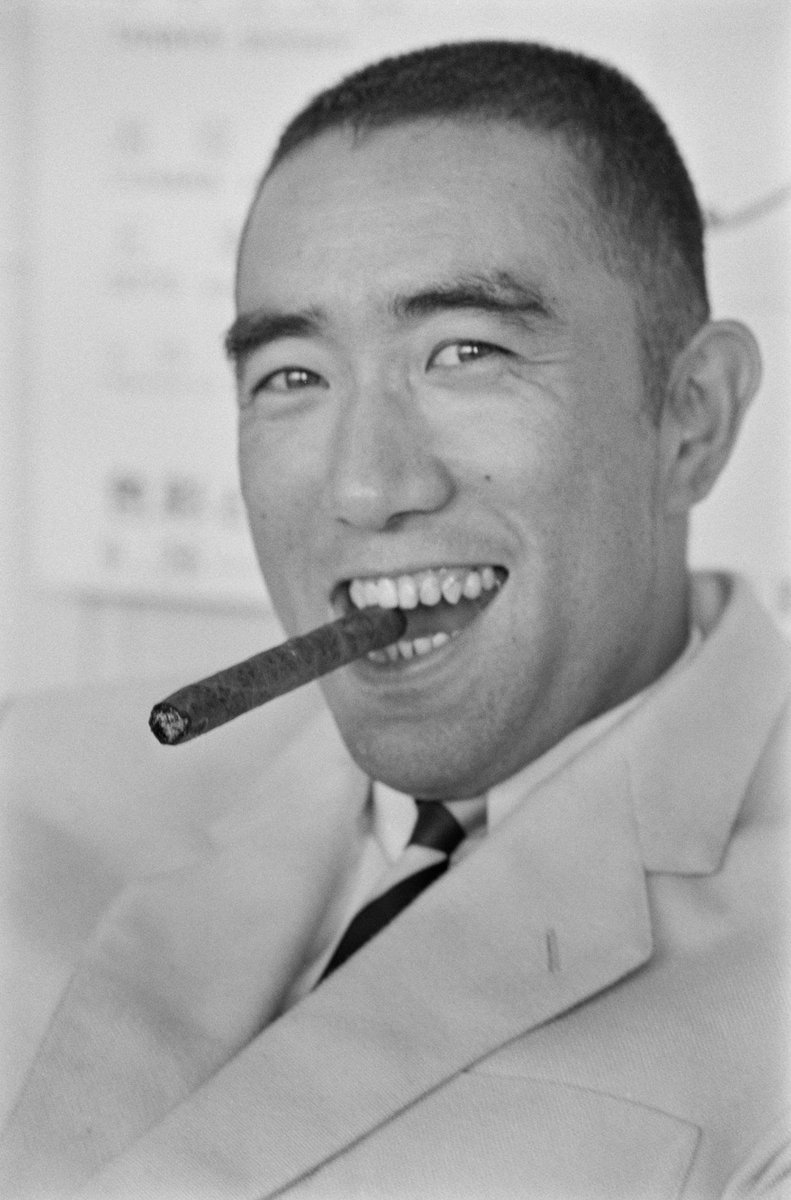 É isso aí, velhinho. 
No fim do dia você estava certo, no fim do dia você venceu. Sua morte foi o estopim da nova era e para sempre você viverá na história. 

Mishima, tenha orgulho do mundo que você criou