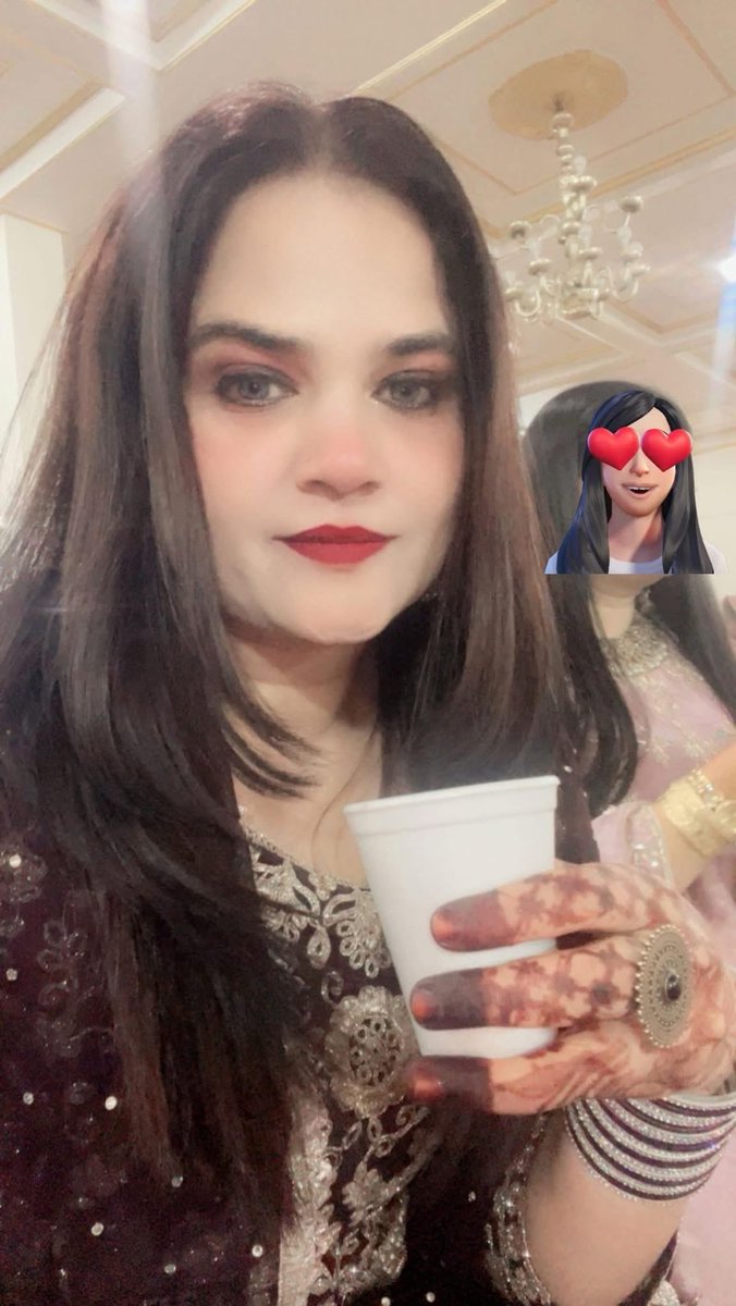 Nidaahmad78's tweet image. दिसंबर में शादियों के सीज़न में बिना स्वेटर जैकेट के जब फैशन और कॉफ़ी आपस में मिलते हैं तो ठंड गायब हो जाती है 
नोट- अब ये मत कहना कि ऐसे फैशन में लगे आग 😀

#NidaAhmad #marriage #shadi #function
#december #winter