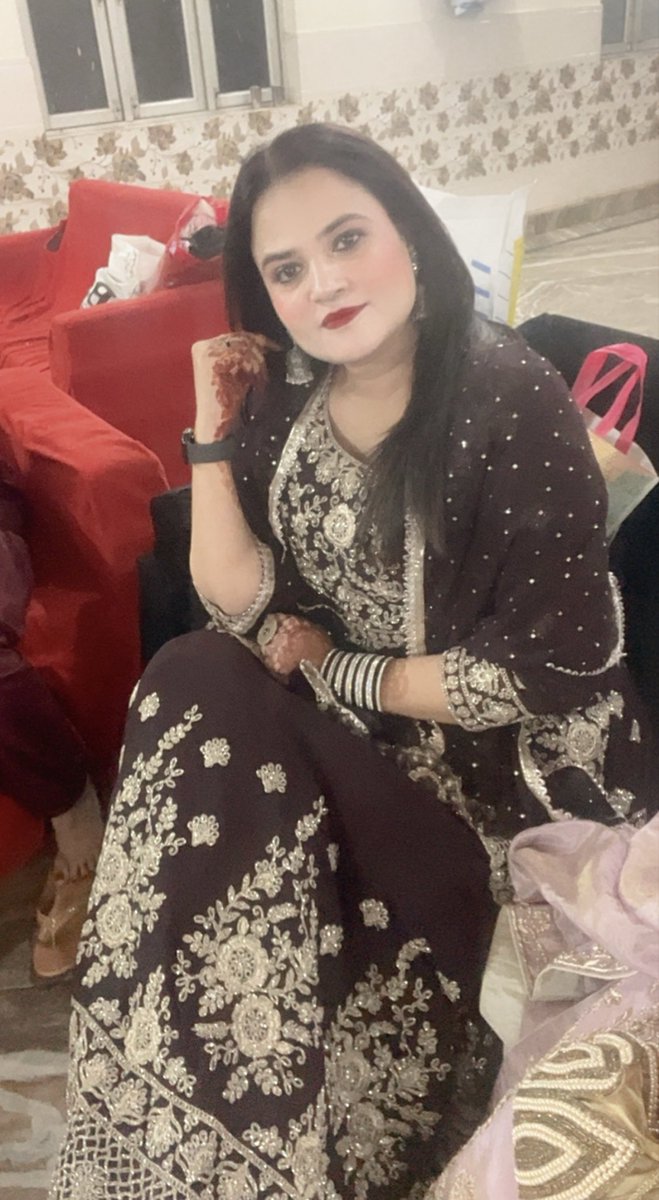 Nidaahmad78's tweet image. दिसंबर में शादियों के सीज़न में बिना स्वेटर जैकेट के जब फैशन और कॉफ़ी आपस में मिलते हैं तो ठंड गायब हो जाती है 
नोट- अब ये मत कहना कि ऐसे फैशन में लगे आग 😀

#NidaAhmad #marriage #shadi #function
#december #winter